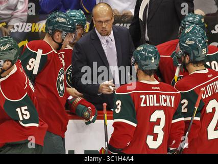 23 septembre 2011 - rendez-vous Paul, Minnesota, U.S. - Minnesota Wild vs. Columbus hockey. Entraîneur Mike Yeo derrière le banc des joueurs. (Crédit image : Marlin Levison/Minneapolis Star Tribune/TNS via ZUMA Wire) Banque D'Images