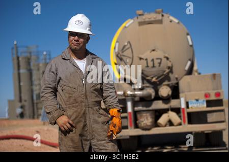 27 septembre 2011 - Williston, Minnesota, États-Unis - Kenny LeBaron de Minneapolis conduit un camion avec son frère cadet Joshua. Ils ont déménagé au Dakota du Nord pour profiter des salaires beaucoup plus élevés dus au boom pétrolier. Ici, ils ont enlevé l'eau salée résiduelle d'un nouveau puits de gaz et de pétrole Kodiak près de Watford City, Dakota du Nord. EDS : les noms sont cq des sujets. (Crédit image : Glen Stubbe/Minneapolis Star Tribune/TNS via ZUMA Wire) Banque D'Images