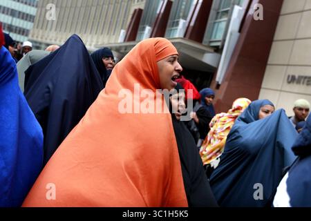 18 octobre 2011 - Minneapolis, États-Unis - Un groupe de femmes de la communauté somalienne a montré son soutien à deux femmes du Minnesota accusées d'avoir acheminé de l'argent à un groupe terroriste en Somalie. Les femmes se sont rassemblées devant le tribunal de district des États-Unis dans le centre-ville de Minneapolis, Minnesota, le mardi 18 octobre 2011 alors qu'elles attendaient un verdict. Amina Farah Ali 35 ans, et Hawo Mohamed Hassan, 64 ans, sont accusés de faire partie de ce que les procureurs ont appelé un ''pipeline mortel'' qui a envoyé plus de 8 600 dollars et des combattants des États-Unis en Somalie. (Crédit image : Jerry Holt/Minneapolis Star Tribune/TNS via ZUMA Wire) Banque D'Images