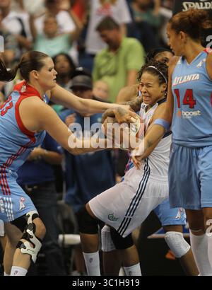 5 octobre 2011 - Minneapolis, États-Unis - les balles d'Alison d'Atlanta se sont battues Lynx Seimone Augustus pour une balle lâche en quatrième période lors de l'action WNBA de mercredi soir entre le Lynx du Minnesota et l'Atlanta Dream au Target Center de Minneapolis, Minnesota (crédit image : Jerry Holt/Minneapolis Star Tribune/TNS via ZUMA Wire) Banque D'Images