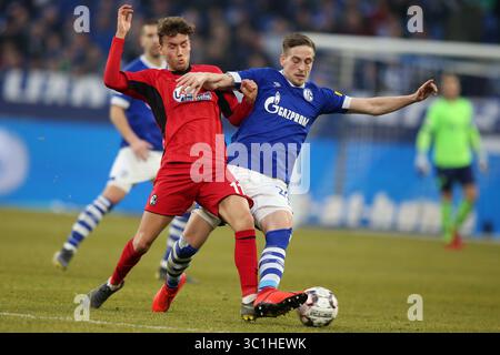 16 février 2019 - Gelsenkirchen, Allemagne - Bastian Oczipka de Schalke 04, à droite, et Luca Waldschmidt de Fribourg sont vus en action lors du match de football de la Bundesliga allemande entre le FC Schalke 04 et le SC Freiburg à Veltins- Arena, Gelsenkrchen. (Crédit image : © Osama Faisal/SOPA images via ZUMA Wire) Banque D'Images