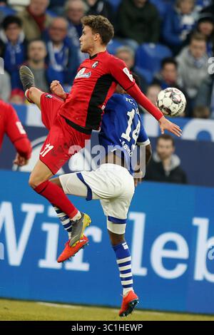 16 février 2019 - Gelsenkirchen, Allemagne - Rabbi Matondo de Schalke 04, à droite, et Luca Waldschmidt de Fribourg sont vus en action lors du match de football de la Bundesliga allemande entre le FC Schalke 04 et le SC Freiburg à Veltins- Arena, Gelsenkrchen. (Crédit image : © Osama Faisal/SOPA images via ZUMA Wire) Banque D'Images