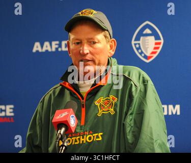 16 février 2019 : L'entraîneur principal des Hotshots de l'Arizona, Rick Neuheisel, lors de la conférence d'après-match, après le match de football AAF entre les Hotshots de l'Arizona et le Memphis Express au Liberty Bowl Stadium de Memphis, Tennessee. Arizona a battu Memphis, 20-18. Kevin Langley/Sports South Media/CSM(image de crédit : &copy ; Kevin Langley/CSM via ZUMA Wire) Banque D'Images