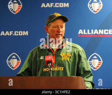 16 février 2019 : L'entraîneur principal des Hotshots de l'Arizona, Rick Neuheisel, lors de la conférence d'après-match, après le match de football AAF entre les Hotshots de l'Arizona et le Memphis Express au Liberty Bowl Stadium de Memphis, Tennessee. Arizona a battu Memphis, 20-18. Kevin Langley/Sports South Media/CSM(image de crédit : &copy ; Kevin Langley/CSM via ZUMA Wire) Banque D'Images