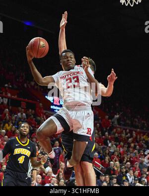 16 février 2019 - Piscataway, New Jersey, États-Unis - la garde des Rutgers Scarlet Knights montez Mathis (23 ans) se dirige vers le panier alors que l'attaquant Luka Garza (55 ans) tente de défendre pendant la deuxième mi-temps entre les Hawkeyes de l'Iowa et les Rutgers Scarlet Knights au Rutgers Athletic Center à Piscataway, New Jersey. L'Iowa bat Rutgers dans un thriller 71-69. Duncan Williams/CSM(image de crédit : &copy ; Duncan Williams/CSM via ZUMA Wire) Banque D'Images