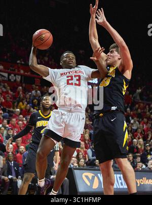 16 février 2019 - Piscataway, New Jersey, États-Unis - la garde des Rutgers Scarlet Knights montez Mathis (23 ans) se dirige vers le panier alors que l'attaquant Luka Garza (55 ans) tente de défendre pendant la deuxième mi-temps entre les Hawkeyes de l'Iowa et les Rutgers Scarlet Knights au Rutgers Athletic Center à Piscataway, New Jersey. L'Iowa bat Rutgers dans un thriller 71-69. Duncan Williams/CSM(image de crédit : &copy ; Duncan Williams/CSM via ZUMA Wire) Banque D'Images