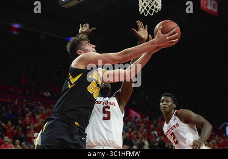 16 février 2019 - Piscataway, New Jersey, États-Unis - Luka Garza (55 ans), attaquant des Hawkeyes de l'Iowa, se dirige vers le panier comme Eugene Omoruyi (5 ans), attaquant les Hawkeyes de l'Iowa et les Rutgers Scarlet Knights au Rutgers Athletic Center à Piscataway, New Jersey. L'Iowa bat Rutgers dans un thriller 71-69. Duncan Williams/CSM(image de crédit : &copy ; Duncan Williams/CSM via ZUMA Wire) Banque D'Images