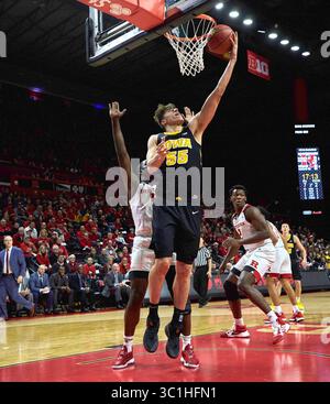 16 février 2019 - Piscataway, New Jersey, États-Unis - Luka Garza (55 ans), attaquant des Hawkeyes de l'Iowa, se dirige vers le panier alors que Eugene Omoruyi (5 ans), attaquant les Hawkeyes de l'Iowa et les Rutgers Scarlet Knights au Rutgers Athletic Center à Piscataway, New Jersey. L'Iowa bat Rutgers dans un thriller 71-69. Duncan Williams/CSM(image de crédit : &copy ; Duncan Williams/CSM via ZUMA Wire) Banque D'Images