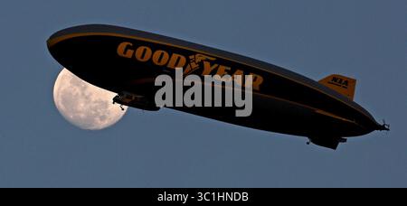 17 février 2019 - Daytona Beach, FL, États-Unis - le Goodyear Blimp traverse une pleine lune en survolant le Daytona 500, au Daytona International Speedway, le dimanche 17 février 2019. (Crédit image : © Joe Burbank/Orlando Sentinel/TNS via ZUMA Wire) Banque D'Images