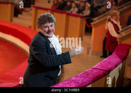 16 février 2019 - Gomel, Biélorussie - légendaire clown vainqueur du Golden Clown International Monte-Carlo Festival Italien David Larible se produit sur l'arène du cirque d'État de Gomel en République de Biélorussie. (Crédit image : © Svetlana Lazarenka via ZUMA Wire) Banque D'Images