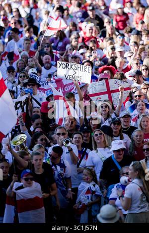 Genève, Suisse. 22 juillet 2025. Genève, Suisse, 22 juillet 2025 : les fans de l'Angleterre avant le match de demi-finale de l'UEFA Womens EURO 2025 entre l'Angleterre et l'Italie au stade de Genève, Suisse. (Pedro Porru/SheKicks/SPP) crédit : SPP Sport Press photo. /Alamy Live News Banque D'Images