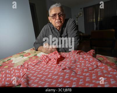 20 février 2019 - Tampa, Floride, États-Unis - CHRIS URSO | Times.Roberto Pizano, 80 ans, pose pour une photo avec une chemise de 40 ans mercredi 20 février 2019 à son domicile de Tampa. Pour ses efforts pour renverser Fidel Castro dans les années qui ont suivi son accession au pouvoir, Pizano a été condamné à la prison à vie à Cuba, torturé et mis au travail dans des camps de travail. Le 21 février 1979, après avoir purgé 18 ans de sa peine à perpétuité, Pizano a été libéré, escorté à l'aéroport de la Havane et transporté par avion à Miami. (Crédit image : © Chris Urso/Tampa Bay Times via ZUMA Wire) Banque D'Images