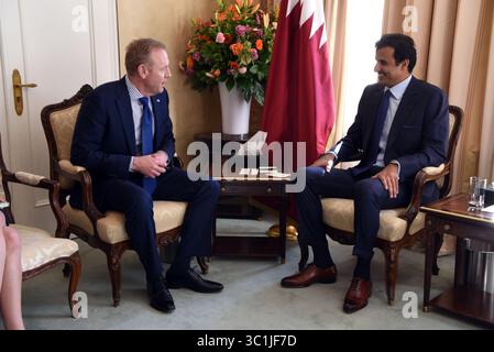 16 février 2019 - Munich, Allemagne - Patrick M. Shanahan, secrétaire à la Défense par intérim des États-Unis, rencontre l'émir Tamim bin Hamad Al Thani du Qatar, en marge de la Conférence de Munich sur la sécurité, Munich, Allemagne, février. 16, 2019. (Crédit image : © DoD/ZUMA Wire/ZUMAPRESS.com) Banque D'Images