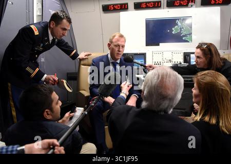 16 février 2019 - en fuite - le secrétaire à la Défense par intérim des États-Unis Patrick M. Shanahan parle aux journalistes sur le chemin du retour de Munich, Allemagne, février. 16, 2019. (Crédit image : © DoD/ZUMA Wire/ZUMAPRESS.com) Banque D'Images