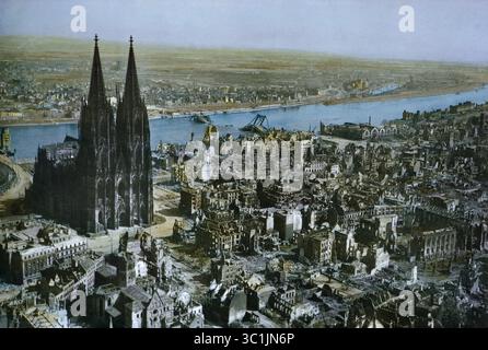 13 décembre 2018 - Cologne, Allemagne - ville endommagée et Rhin, Cologne, Allemagne, campagne de Rhénanie, 1945 (crédit image : © JT Vintage/Glasshouse via ZUMA Wire) Banque D'Images