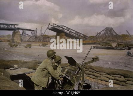 13 décembre 2018 - Allemagne - hommes enrôlés à la mitrailleuse Browning calibre .50 HB M2, alerte pour avions ennemis, campagne d'Europe centrale, invasion alliée occidentale de l'Allemagne, 1945 (crédit image : © JT Vintage/Glasshouse via ZUMA Wire) Banque D'Images