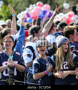 4 février 2019 - Lake Buena Vista, FL, États-Unis - les fans encouragent Julian Edelman, le MVP du Super Bowl LIII, et Tom Brady, le quarterback des Patriots de la Nouvelle-Angleterre, lors du défilé de la victoire du Super Bowl dans le Magic Kingdom le lundi 4 février 2019 à Walt Disney World, à Lake Buena Vista, Floride (crédit image : © Joe Burbank/Orlando Sentinel/TNS via ZUMA Wire) Banque D'Images