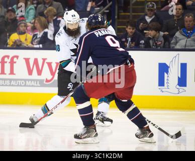23 février 2018 : le défenseur des Sharks de San Jose Brent Burns (88 ans) tire un coup de but contre les blousons de Columbus Blue dans leur match à Columbus, Ohio. Brent Clark/CSM(image de crédit : &copy ; Brent Clark/CSM via ZUMA Wire) Banque D'Images