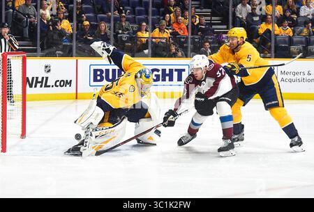 23 février 2019 ; Pekka Rinne (35), gardien des Nashville Predators, bloque le tir de J.T. Compher (37), l'aile gauche de l'Avalanche du Colorado, pendant la deuxième période, le gardien des Nashville Predators Pekka Rinne (35) entre l'Avalanche du Colorado et les Predators de Nashville à Bridgestone Arena à Nashville Tennessee. (Crédit photo obligatoire : Steve Roberts/CSM)(crédit image : &copy ; Steve Roberts/Cal Sport Media/CSM via ZUMA Wire) Banque D'Images