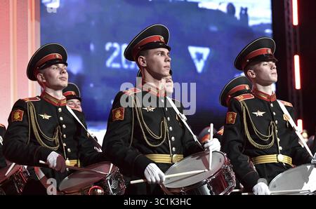 22 février 2019 - Moscou, Russie - Un groupe de l'armée russe joue lors d'un gala marquant la Journée du défenseur de la patrie au Palais du Kremlin le 22 février 2019 à Moscou, Russie. (Crédit image : © Aleksey Nikolskyi via ZUMA Wire) Banque D'Images