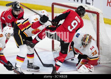 Le 24 février 2019 : les sénateurs d’Ottawa Bobby Ryan (9) marquent un but contre le gardien des Flames de Calgary David Rittich (33) qui est par la suite refusé en révision. Flames de Calgary Travis Hamonic (24 ans) défend lors du match de la LNH entre les Flames de Calgary et les sénateurs d’Ottawa au Centre Canadian Tire à Ottawa, Canada. Daniel Lea/CSM (image de crédit : &copy ; Daniel Lea/CSM via ZUMA Wire) Banque D'Images