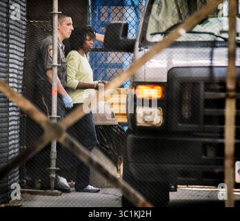 10 juin 2015 - New Haven, CT, USA - Un maréchal escorte LeRoya Moore d'East Haven, Connecticut, à un véhicule de transport de prisonniers après sa mise en accusation le mercredi 10 juin 2015. Moore, qui a drogué ses deux plus jeunes enfants et les a noyés dans la baignoire en 2015, l'a fait sous la croyance délirante que Dieu les protégeait en les appelant au ciel, un psychiatre de la défense a témoigné lundi dans l'affaire de folie de Moore devant la Cour supérieure de New Haven. (Crédit image : © Melanie Stengel/Hartford courant/TNS via ZUMA Wire) Banque D'Images