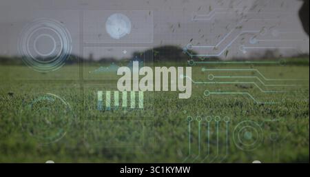 Affichage de l'interface numérique superposant un champ herbeux sous le ciel gris avec des cartes et des circuits Banque D'Images