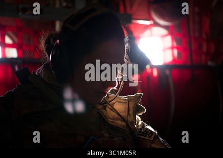 21 février 2019 - Afghanistan - des pararescumeurs et des aviateurs d'évacuation aéromédicale se sont associés pour un événement d'entraînement le 22 février 2019 à l'aérodrome de Bagram, en Afghanistan. Ils ont dispensé cette formation afin de continuer à être préparés à tout scénario réel potentiel. (Crédit image : © U.S. Air Force/ZUMA Wire/ZUMAPRESS.com) Banque D'Images