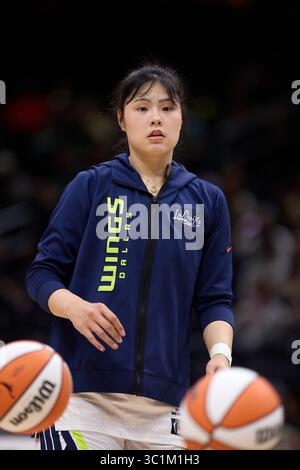 Seattle, Washington, États-Unis. 22 juillet 2025. LI YUERU (28) des Dallas Wings se réchauffe avant le match WNBA entre le Storm de Seattle et les Dallas Wings le 22 juillet 2025 au Climate Pledge Arena de Seattle, Washington. (Crédit image : © Richard Dizon/ZUMA Press Wire) USAGE ÉDITORIAL SEULEMENT ! Non destiné à UN USAGE commercial ! Banque D'Images