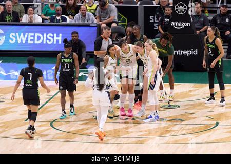 Seattle, Washington, États-Unis. 22 juillet 2025. Les joueurs des Dallas Wings participent à un caucus lors du match WNBA entre le Storm de Seattle et les Dallas Wings le 22 juillet 2025 au Climate Pledge Arena de Seattle, Washington. (Crédit image : © Richard Dizon/ZUMA Press Wire) USAGE ÉDITORIAL SEULEMENT ! Non destiné à UN USAGE commercial ! Banque D'Images