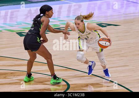 Seattle, Washington, États-Unis. 22 juillet 2025. PAIGE BUECKERS des Dallas Wings (5) se dirige vers le plateau lors du match WNBA entre le Storm de Seattle et les Dallas Wings le 22 juillet 2025 au Climate Pledge Arena de Seattle, Washington. (Crédit image : © Richard Dizon/ZUMA Press Wire) USAGE ÉDITORIAL SEULEMENT ! Non destiné à UN USAGE commercial ! Banque D'Images