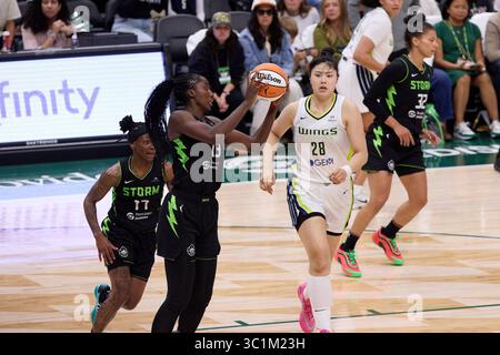 Seattle, Washington, États-Unis. 22 juillet 2025. EZI MAGBEGOR (13 ans) de Seattle Storm récupère un rebond dans le match WNBA entre le Storm de Seattle et les Wings de Dallas le 22 juillet 2025 au Climate Pledge Arena de Seattle, Washington. (Crédit image : © Richard Dizon/ZUMA Press Wire) USAGE ÉDITORIAL SEULEMENT ! Non destiné à UN USAGE commercial ! Banque D'Images