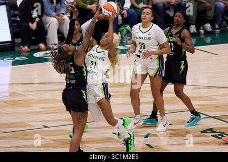 Seattle, Washington, États-Unis. 22 juillet 2025. DIJONAI CARRINGTON (21 ans) des Dallas Wings fait face à une dure défense par TIFFANY MITCHELL (25 ans) des Seattle Storm lors du match WNBA entre les Seattle Storm et les Dallas Wings le 22 juillet 2025 au Climate Pledge Arena de Seattle, Washington. (Crédit image : © Richard Dizon/ZUMA Press Wire) USAGE ÉDITORIAL SEULEMENT ! Non destiné à UN USAGE commercial ! Banque D'Images