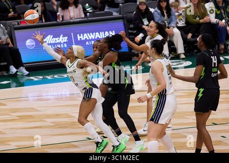 Seattle, Washington, États-Unis. 22 juillet 2025. DIJONAI CARRINGTON (21 ans) des Dallas Wings tente de récupérer un rebond offensif dans le match WNBA entre le Storm de Seattle et les Dallas Wings le 22 juillet 2025 au Climate Pledge Arena de Seattle, Washington. (Crédit image : © Richard Dizon/ZUMA Press Wire) USAGE ÉDITORIAL SEULEMENT ! Non destiné à UN USAGE commercial ! Banque D'Images
