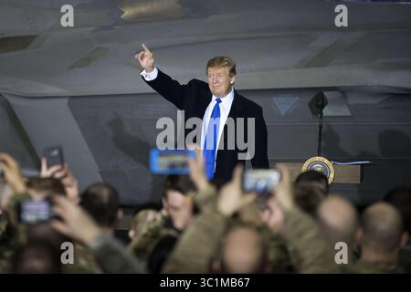 28 février 2019 - Fairbanks, AK, États-Unis d'Amérique - le président américain DONALD TRUMP s'adresse à des militaires lors d'un arrêt de ravitaillement à la base conjointe Elmendorf-Richardson à Fairbanks, en Alaska. Le président s'est arrêté brièvement sur le vol de retour du sommet nord-coréen au Vietnam. (Crédit image : © Westin Warburton via ZUMA Wire) Banque D'Images