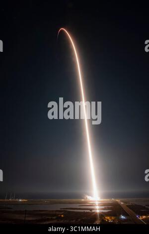 2 mars 2019 - Kennedy Space Center, Floride, États-Unis - la fusée SpaceX Falcon 9 transportant l'équipage sans pilote la capsule Dragon sort du Pad 39A au Kennedy Space Center en Floride à 2h49 HNE. (Crédit image : © SpaceX/ZUMA Wire/ZUMAPRESS.com) Banque D'Images