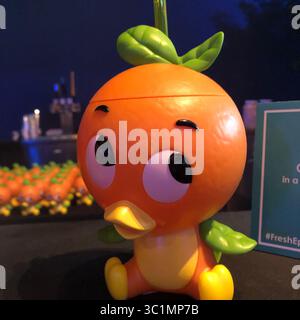 1er mars 2019 - Floride, États-Unis - L'oiseau orange rétro de Floride, autrefois le symbole conçu par Disney de l'industrie du jus d'orange de Floride, fait une apparition au festival Epcot Flower and Garden qui ouvre le 6 mars. Pour 14 $, la tasse à siroter souvenir est livrée avec un milkshake crémeux à l'orange et à la vanille. Sharon Kennedy Wynne | Times (crédit image : © Sharon Kennedy Wynne/Tampa Bay Times via ZUMA Wire) Banque D'Images