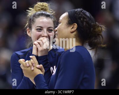 2 mars 2019 - Storrs, CT, USA - Storrs, CT - 3/2/19 - L'attaquante Katie Lou Samuelson (33) des Huskies du Connecticut a un rire avec Napheesa collier (24) lors de la journée senior au Pavillon Gampel samedi. (Crédit image : © Brad Horrigan/Hartford courant/TNS via ZUMA Wire) Banque D'Images