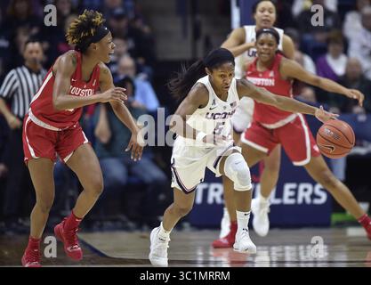 2 mars 2019 - Storrs, CT, USA - Storrs, CT - 3/2/19 - la garde des Huskies du Connecticut Crystal Dangerfield (5) vole le ballon à Octavia Barnes (2), attaquant des Cougars de Houston, samedi, au pavillon Gampel. (Crédit image : © Brad Horrigan/Hartford courant/TNS via ZUMA Wire) Banque D'Images