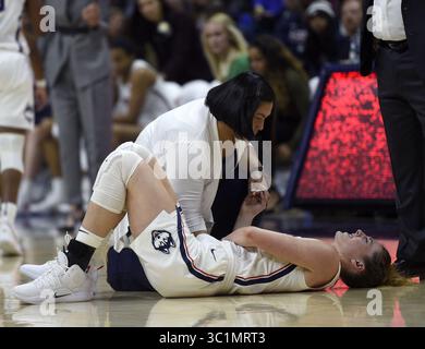 2 mars 2019 - Storrs, CT, États-Unis - Storrs, CT - 3/2/19 - Janelle Francisco, entraîneuse de l'UConn, regarde l'attaquante blessée des Huskies du Connecticut, Katie Lou Samuelson (33 ans), au pavillon Gampel samedi. (Crédit image : © Brad Horrigan/Hartford courant/TNS via ZUMA Wire) Banque D'Images