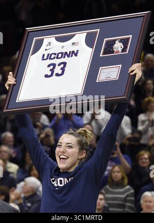 2 mars 2019 - Storrs, CT, États-Unis - Storrs, CT - 3/2/19 - L'attaquante Katie Lou Samuelson (33) des Huskies du Connecticut lève son maillot lors de la Journée des seniors au Pavillon Gampel samedi. (Crédit image : © Brad Horrigan/Hartford courant/TNS via ZUMA Wire) Banque D'Images