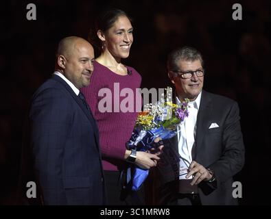 2 mars 2019 - Storrs, CT, USA - Storrs, CT - 3/2/19 - David Benedict, directeur sportif de l'UConn, à gauche, et Geno Auriemma, à droite, posent avec Rebecca Lobo au Pavillon Gampel samedi. Le numéro de Lobo était à la retraite mais l'équipe. Photo de Brad Horrigan | bhorrigan@courant.com ; ; (crédit image : © Brad Horrigan/Hartford courant/TNS via ZUMA Wire) Banque D'Images