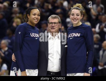 2 mars 2019 - Storrs, CT, États-Unis - Storrs, CT - 3/2/19 - Geno Auriemma, entraîneur-chef des Huskies du Connecticut, est aux côtés de Napheesa collier (24 ans), à gauche, et de Katie Lou Samuelson (33 ans), l'avant-chef des Huskies du Connecticut, samedi, au Pavillon Gampel. (Crédit image : © Brad Horrigan/TNS via ZUMA Wire) Banque D'Images