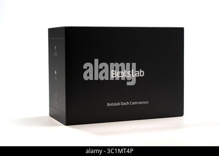 Allemagne Berlin 11 juillet 2025. Botslab Dash Cam. Emballage de détail pour la Botslab Dash Cam (série G980H). Design noir minimaliste avec marque blanche Banque D'Images