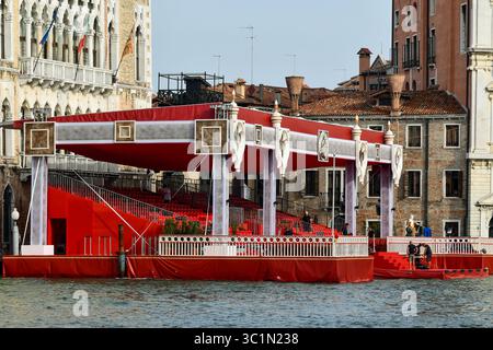 Place en tribune pour la régate historique, principal événement sportif de l'aviron vénitien, sur un ponton flottant sur le Grand canal, Venise, Vénétie, Italie Banque D'Images