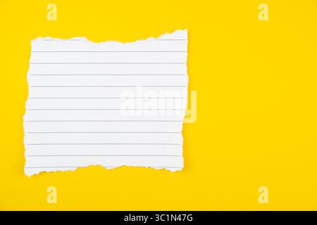 image stock de papier déchiré vierge sur fond jaune, espace vide pour le texte Banque D'Images