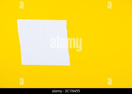 image stock de papier déchiré vierge sur fond jaune, espace vide pour le texte Banque D'Images