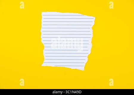 Note de papier lignée de bord déchiré avec espace blanc sur fond jaune vif pour écrire des rappels ou des messages Banque D'Images