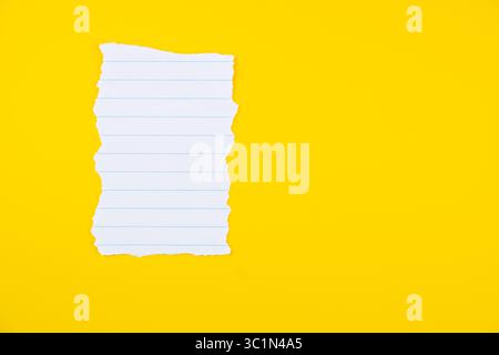 image stock de papier déchiré vierge sur fond jaune, espace vide pour le texte Banque D'Images