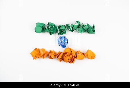 Boules de papier froissées dans des couleurs vertes, bleues et oranges isolées sur fond blanc pour la conception créative et les projets d'art, drapeau indien Banque D'Images